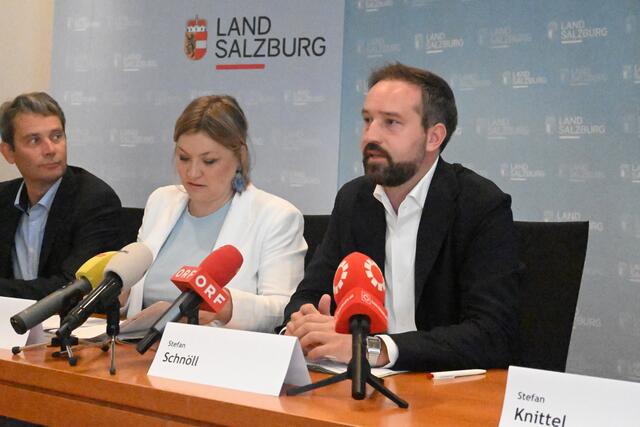 "Laut Statistik Austria hat die Stadt Salzburg 60.000 Einpendler. 18.600 Auspendler sowie 61.400, die sich tagtäglich in der Stadt bewegen. Das zeigt, dass wir ein Gesamtverkehrskonzept benötigen, bei dem alle eingebunden sind", LH Stv. Schnöll. Bild (v.l.): Johannes Gfrerer, Anna Schiester, Stefan Schnöll | Foto: Martin Schöndorfer, 2024