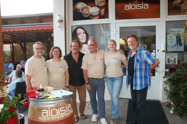 Das Team "aloisia" begrüßten Jimmy Schlager (Mi.) und Chris Heller (Re.) zum Event "Kleinkunst in der Kaffeestube" im Gastgarten von "Mehlspeis &amp; Kaffeestubn aloisia" in Badersdorf.
Im Bild - Horst und Daniela Muhr, Jimmy Schlager, Harald und Romana Latzko, sowie Chris Heller. 
