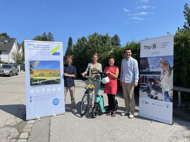 Ulrich Leth, Susanne Hauptmann, Theresa Doppelbauer und Herwig Kolar mit alternativen Bewegungsmitteln. | Foto: Nina Taurok