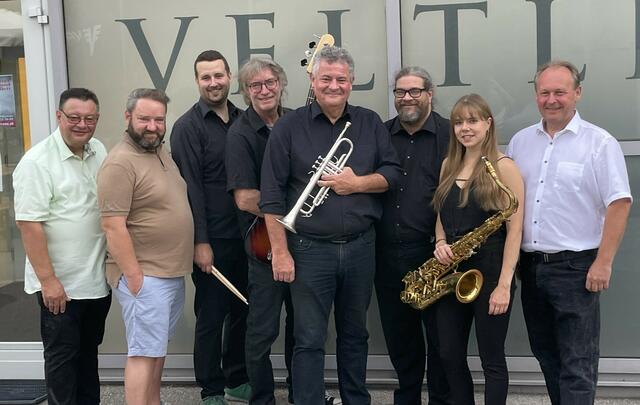 „Wein &amp; Jazz“ im Gemeindehof Rohrendorf mit „Brunos Big Band Combo“
v.li.n.re.: Stephan Jansen (Obmann Kulturgstettn Rohrendorf), Hermann Moser (Obmann Weinbauverein Rohrendorf), Lukas Marek (Bandleader, Schlagzeug), Christian „Eule“ Muhm (Bassgitarre), Oliver Wimmer (Flügelhorn, Trompete), Klaus Bergmaier (Klavier), Tanja Machovsky (Tenorsaxophon), Bgm. Ing. Gerhard Tastl | Foto: Brunos Big Band