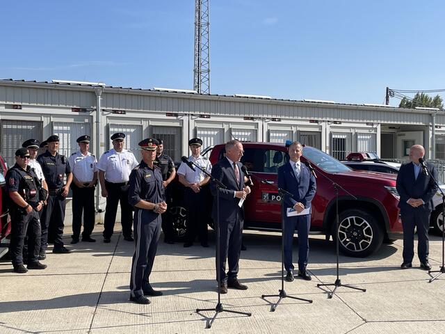 Landespolizeidirektor Martin Huber, Innenminister Gerhard Karner von der ÖVP und Abteilungsleiter vom Bundeskriminalamt Gerald Tatzgern präsentierten den aktuellen Lagebericht zur Schlepperkriminalität. | Foto: Beate Wurm