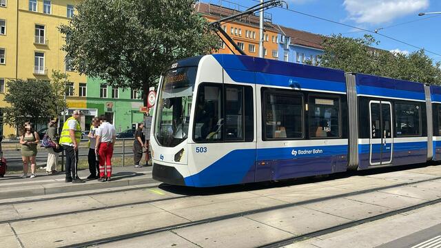 Diese Badner Bahn-Garnitur hatte am frühen Freitagnachmittag einen Unfall. | Foto: Ronja Reidinger/MeinBezirk