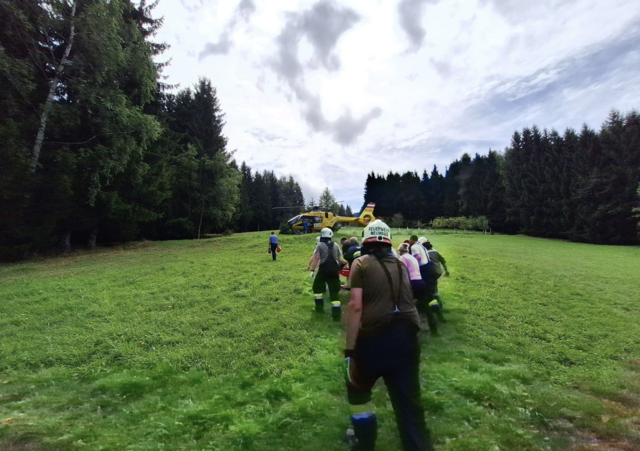 Der Mann wurde dem Rettungshubschrauber übergeben. | Foto: Feuerwehr Neuhaus