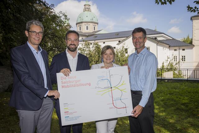 Salzburger Verkehrsverbund/ Neumayr/Christian Leopold
BeschreibungDer Salzburger Verkehrsverbund legte bei einer heutigen Pressekonferenz gemeinsam mit Landeshauptmann-Stellvertreter Stefan Schnöll und Verkehrsstadträtin Anna Schiester ein umfassendes Mobilitätskonzept für den Zentralraum vor. Herzstück ist dabei die Verlängerung der Lokalbahn (S-LINK) – als zentrale Nord-Süd-Achse, die den Flachgau, die Landeshauptstadt und den Tennengau verbindet. Im Bild: Landeshauptmann-Stellvertreter Stefan Schnöll mit Stadträtin Anna Schiester, Johannes Gfrerer (GF Salzburg Verkehr) und Stefan Knittel (Projektgesellschaft S-LINK). Salzburg, 09.08.2024 | Foto: Land Salzburg / Neumayr / Leopold 