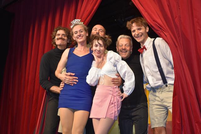 Grein. Die ARTworkers eröffneten mit einer perfekten Bühnenshow, brillanten Stimmen, gekonnter Gestik und Mimik den Theater-Sommer in der Strudengaustadt mit dem Stück „Happy Birthday, du Kuh“. | Foto: Robert Zinterhof