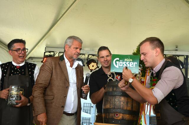 Ferdinand Rauegger musste den Zapfhahn ins Bierfass bugsieren