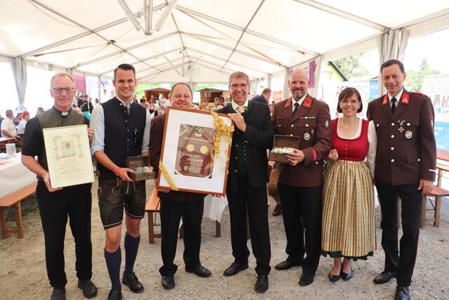 Pfarrer Edi Muhrer mit der Urkunde aus dem Vatikan und den Segenswünschen von Papst Franziskus, Stefan Hermann, Wolfgang Hödl, Erich Gosch, Christian Steger , Christa Modl und Ernst Gödl mit Urkunde und Schatzkästchen der Gemeinde | Foto: Edith Ertl