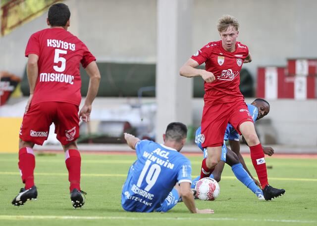 Im Duell um den Ball: Meletios Miskovic, Mirnes Becirovic, Julius Bachmann (v.l.) | Foto: GEPA pictures