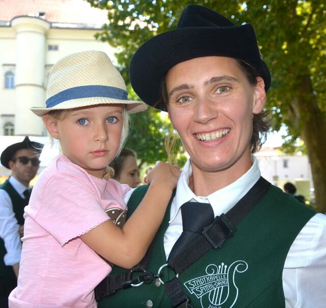 Magdaena Amlacher von der Stadtkapelle mit Tochter Helene