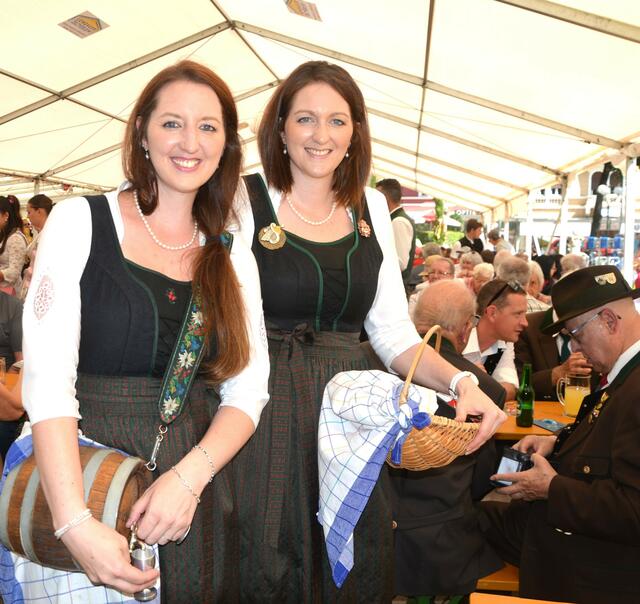 Die Marketenderinnen Kathrin Steinbrugger und Bettina Kreiner