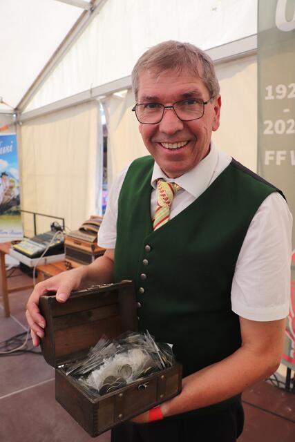 Bgm. Erich Gosch mit dem Schatzkistchen. Die Gemeinde ließ anlässlich 50 Jahre Markterhebung Münzen prägen. Eine Goldmünze ist der Feuerwehr Wagnitz gewidmet, die Kupfermünzen den Florianis.  | Foto: Edith Ertl