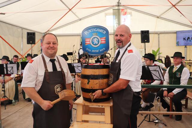 Nach dem Festakt zapfen Wolfgang Hödl und Christian Steger ein Bierfass an.  | Foto: Edith Ertl