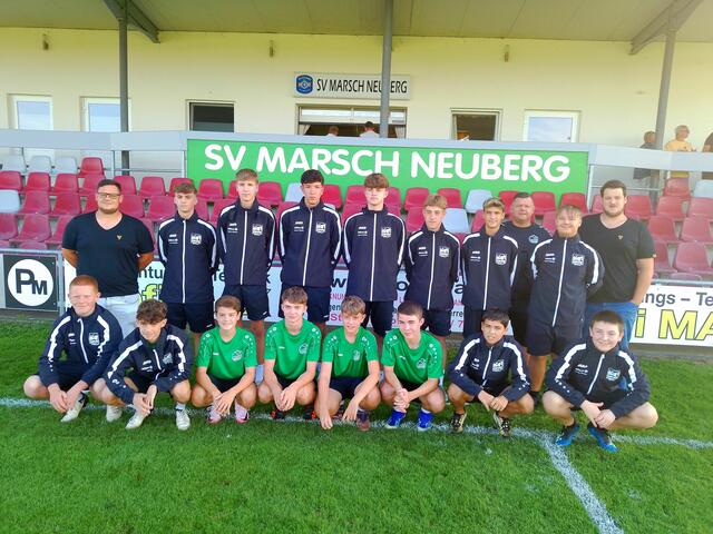 Die Spieler der U 15 mit Sandro Knor (Allianz), Marko Neubauer (Trainer) und Daniel Knor (Allianz) - v.l.n.r.