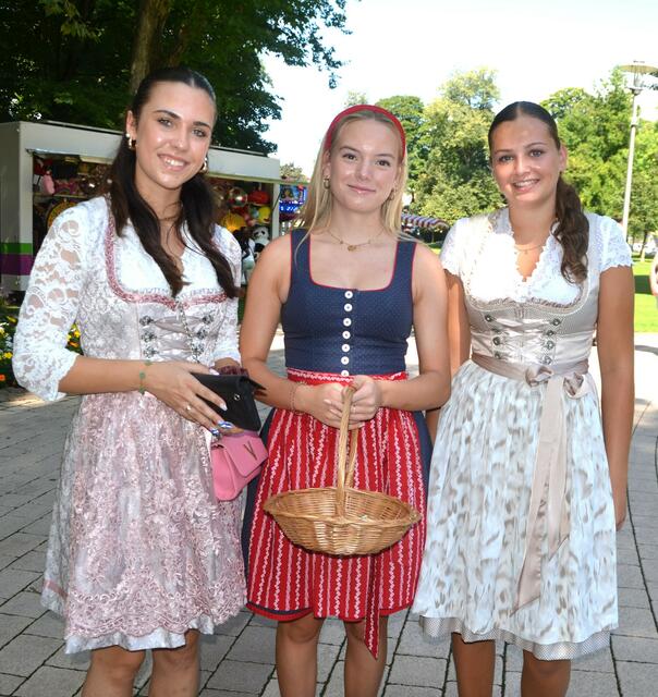 Losverkäuferinnen Marie Lessacher, Patricia Bogner und Jana Lemberger