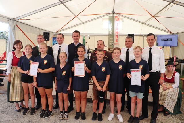Beim Jugendleistungsbewerb in Frohnleiten erzielte die Feuerwehrjugend Wagnitz Top-Platzierungen, dafür gab es Urkunden und Glückwünsche von Christa Modl, Erich Gosch, Gernot Rieger, Stefan Hermann, Wolfgang Hödl, Ewald Wolf und Ernst Gödl sowie frenetischen Applaus vom Publikum.  | Foto: Edith Ertl