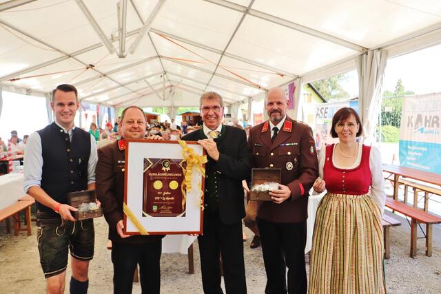 HBI Wolfgang Hödl und OBI Christian Steger mit Bgm. Erich Gosch (alle Bildmitte) und den beiden Vzbgm. Christa Modl und Stefan Hermann bei der Überreichung von Urkunde und Münz-Schatzkästchen. | Foto: Edith Ertl