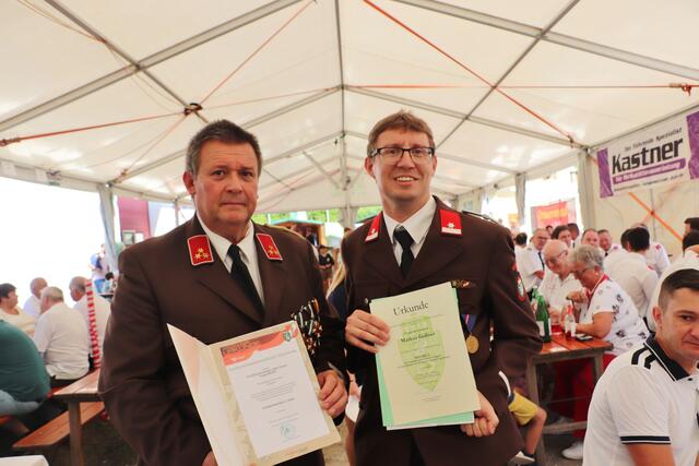 HBI a.D. Franz Moitz (li) und Markus Gollner wurden für ihr ehrenamtliches Engagement bei der Feuerwehr gewürdigt.  | Foto: Edith Ertl