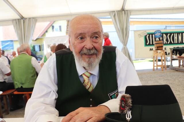 Manfred Groicher ist seit über 40 Jahren eine musikalische Säule der Marktmusik Feldkirchen. Im Alter von sieben Jahren lernte er Klavier, wechselte später über zur Tuba und spielte auch bei der Militärmusik. Beim Festakt gab er mit der großen Trommel den Takt vor.  | Foto: Edith Ertl