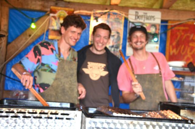 Vizebürgermeister Armin Egger zwischen Jonathan Feichter und Lukas Koslowski