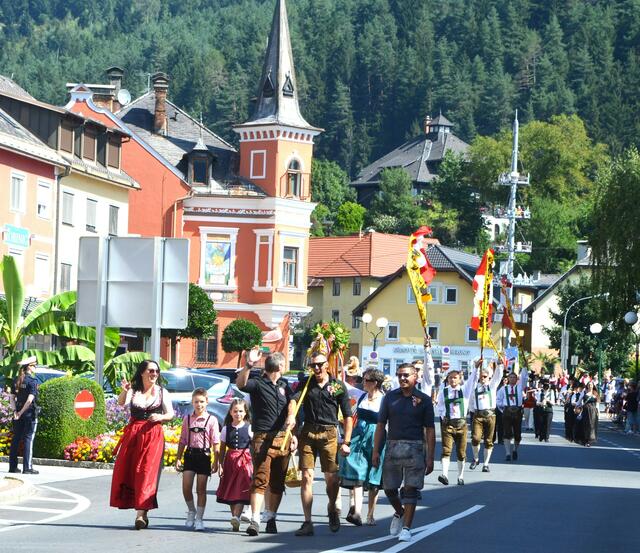 Der Kirchtagsverein führt traditionell den Umzug an