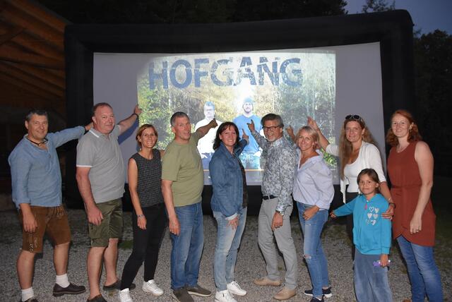 Zum Ausklang des Pabneukirchner Kultursommers war der Film „Hofgang“ in den Holzwelten angesagt. Bürgermeisterin Barbara Payreder (Mitte) mit dem "echten" Dimbacher Bürgermeister Manfred Fenster (rechts) und dem Film Bürgermeister Hans Hofer (links) und dem Veranstalterteam.  | Foto: Robert Zinterhof