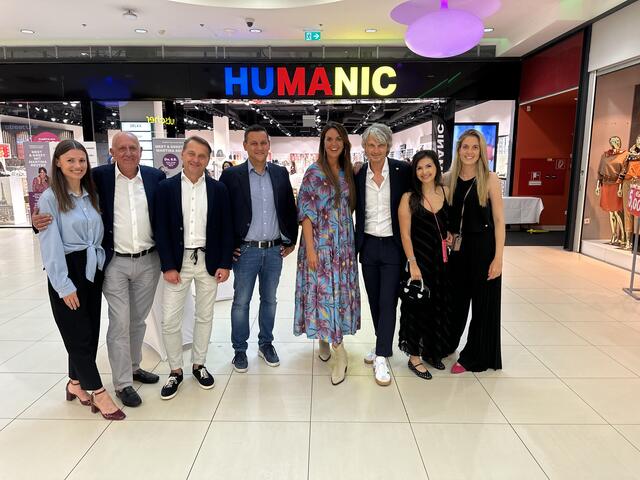 Feierten die Filialeröffnung (v.l.n.r.): Sandra Krottmeier-Promitzer, Head of Fashion PR bei HUMANIC, Erich Treu, Eigentümer LCS, Peter Hanl, Verkaufsleiter HUMANIC, Christian Trampus, Centerleiter der LCS, Martina Reuter, Styling-Expertin, Christian Krenn, Bereichsleiter Vertrieb und Expansion HUMANIC, Monika Spasojevic, Head of Social Media HUMANIC, Ruth Wagner, Head of Corporate Legal Affairs and Real Estate. | Foto: Humanic