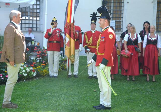Bürgermeister und Kommandant vor dem Salutschuss...