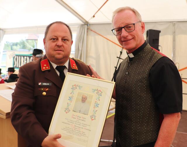HBI Wolfgang Hödl und Pfarrer Edi Muhrer mit dem apostolischen Segen und der Urkunde aus dem Vatikan.  | Foto: Edith Ertl