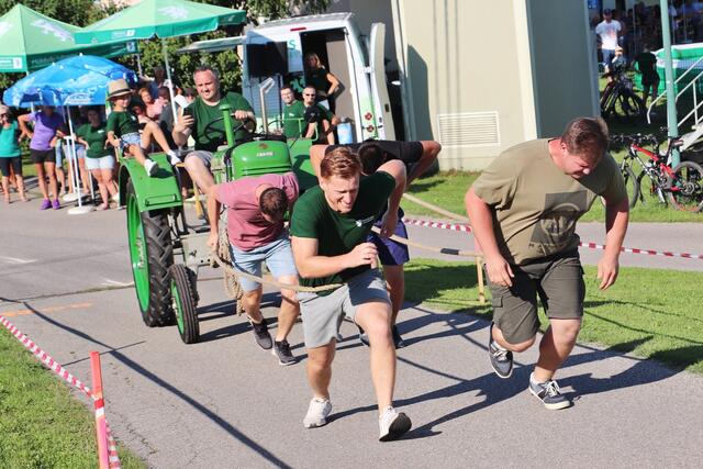 Die Großsulzer-Buam rannten mit dem Steyr 15er Traktor am schnellsten den Lukasriegel bergauf.  | Foto: Edith Ertl