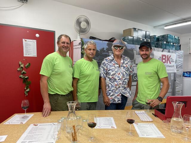Johann, Josef, Johann und Thomas schenkten in der Weinbar aus. | Foto: Lia Schuster