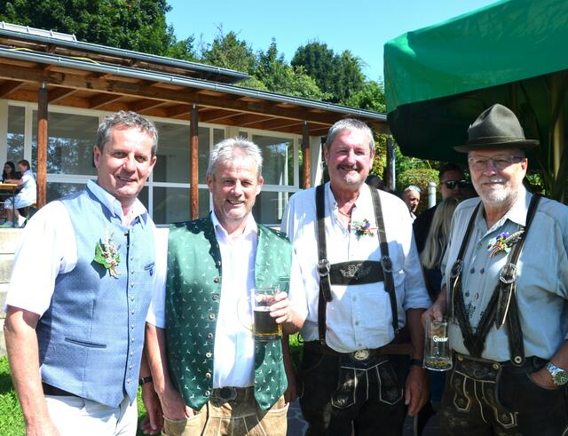 Thomas Schäfauer mit den Lieserhofener Jägern Horst Zwischenberger (Vorstand), Reinhard Schwinger und Hans Höfler
