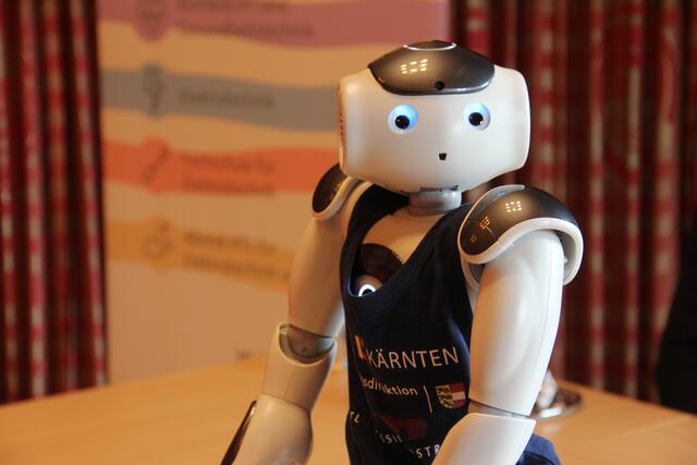 Auch ein Roboter wurde beim Pressegespräch vorgestellt. | Foto: Peter Pugganig