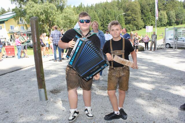 Die zwei Jungmusiker Alex und Martin begleiteten die Gäste musikalisch durch den Park. | Foto: Walter Kellner