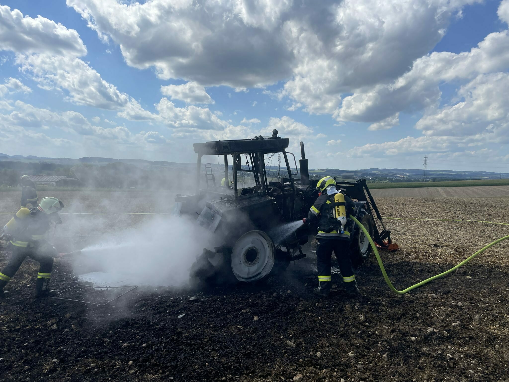 Schwarze Ruachsäulen in Hohenzell: Traktor brannte komplett ab - Ried
