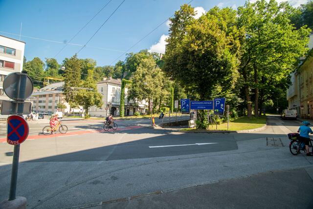 Veraltete Leitungen wie hier am Hildmannplatz sind der Grund die Erneuerungs-Arbeiten, die mit September 2024 beginnen und voraussichtlich bis November nächsten Jahres dauern werden. | Foto: Rocio Escabosa