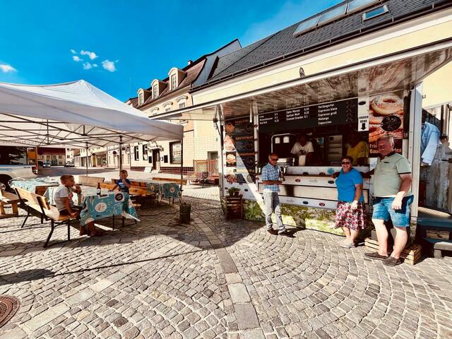 Der Food Truck beim ersten Besuch am Samstag am Hauptplatz in Raabs | Foto: H. Nigischer