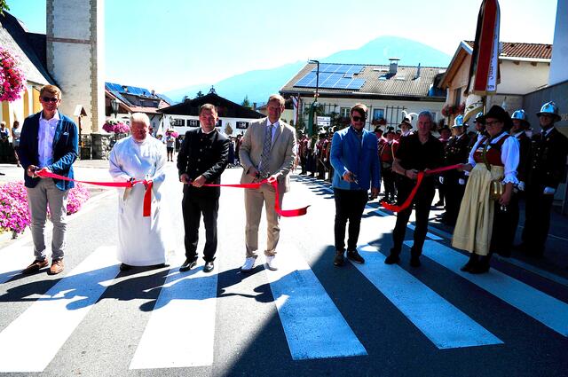 Die Ehrengäste schritte mit der Schere zur Tat und durchschnitten gemeinsam das symbolische Band zur offiziellen Eröffnung der Dorfstraße nach den Sanierungsarbeiten. | Foto: Hassl