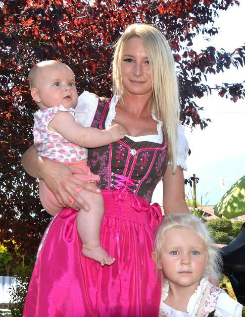 Verena Fankhauser mit Emilia und Mariella Brugger