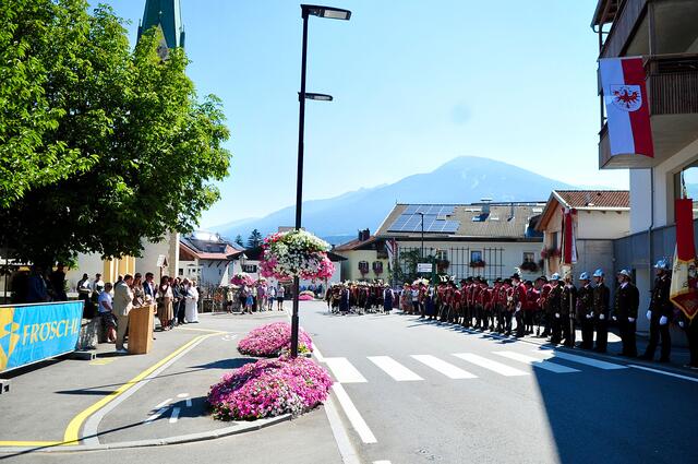 Am Kirchplatz ging der "doppelte Festakt" über die Bühne. | Foto: Hassl