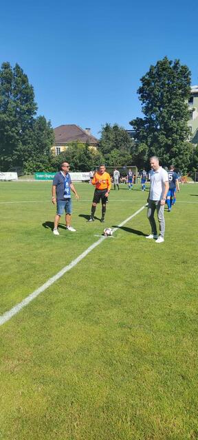 HYPO Tirol Liga: Ehrenanstoss auf der Fenner mit Herbert Lener (Generali Union Innsbruck), Schiedsrichter Milenko Golem und Andreas Zorn (Geschäftsstellenleiter Zentrale HYPO Tirol Bank AG).  | Foto: MeinBezirk