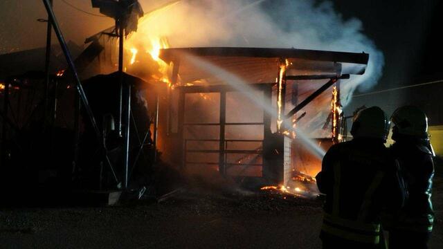 Die Scheune wurde ein Raub der Flammen. | Foto: DOKU NÖ