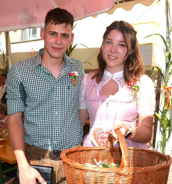Boten Kräutergebinde an: Samuel Preiml und Fabienne Meixner