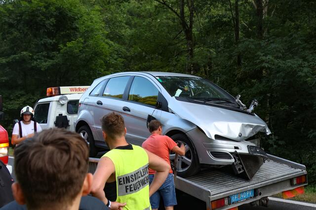 An allen drei beteiligten Fahrzeugen entstand erheblicher Sachschaden. Die drei Lenker wurden leicht verletzt und von der Rettung vor Ort versorgt. | Foto: laumat.at/Matthias Lauber