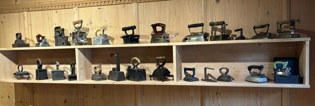 Aktuell gibt es auch eine Ausstellung, die zeigt, wie sich das Bügeleisen, so wie wir es heute kennen, entwickelt hat. | Foto: Heimathaus Saalbach Hinterglemm