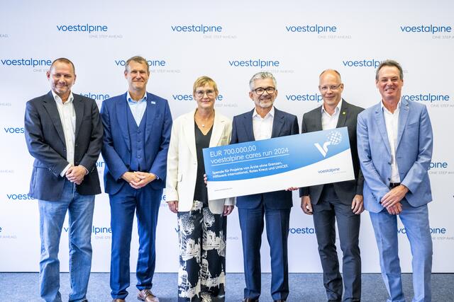 Von links: Georg Geyer (Boardmitglied Ärzte ohne Grenzen), Christoph Jünger (Geschäftsführer Österreichisches Komitee für Unicef), Claudia Ackerl-Lehner (Leitung Philanthropie Ärzte ohne Grenzen), Herbert Eibensteiner (CEO voestalpine AG), Stefan Fritz (Geschäftsführer Hilfswerk International), Michael Opriesnig (Generalsekretär Österreichisches Rotes Kreuz). | Foto: voestalpine