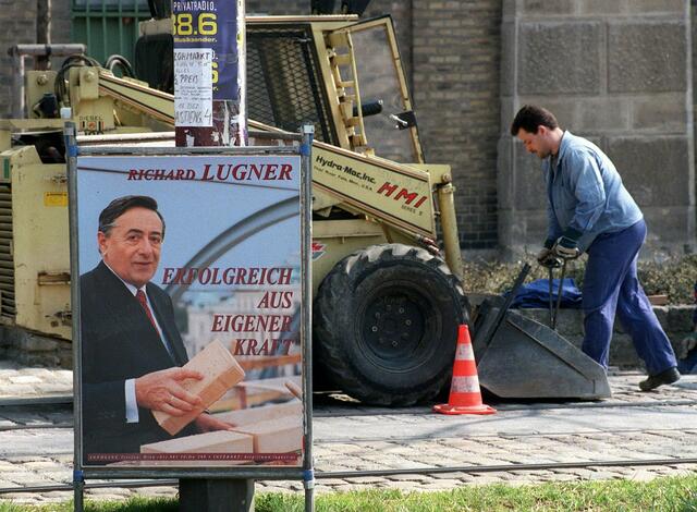 Ein Wahlplakat des Präsidentschaftskandidaten Richard Lugner in Wien, aufgenommen am 27. März 1998. | Foto: SCHLAGER R. / APA / picturedesk.com
