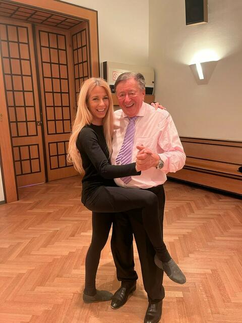 Richard Lugner weiß, wie er die Damen verzaubert. Mit Tänzerin Yvonne Rueff übt er bereits den Walzer, um Priscilla Presley beim Opernball beeindrucken zu können.  | Foto: Lugner