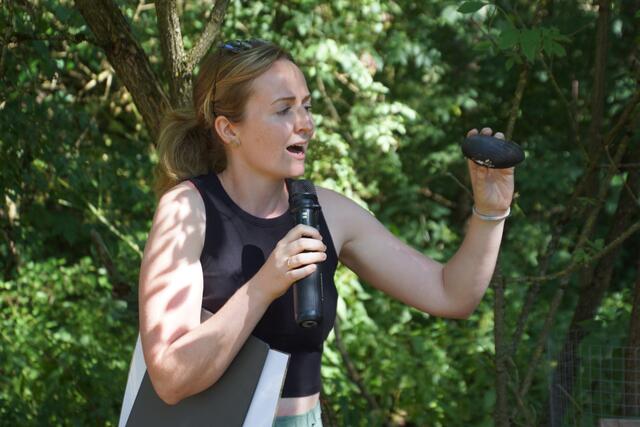 Sophie Humenberger von der BOKU Wien und ebenfalls önj Haslach gab Einblick in das Langzeitprojekt "Zukunft Flussperlmuscheln an der Großen Mühl. | Foto: Helmut Eder