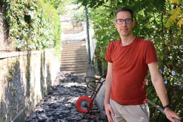 Vizebürgermeister Kay-Michael Dankl auf der zukünftigen Alma Rosé-Stiege, die von Riedenburg auf den Mönchsberg führt und gerade noch saniert wird. Mitte September sollen die Bauarbeiten abgeschlossen sein. | Foto: Joshua McGregor