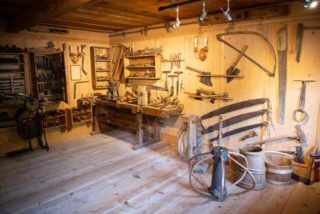 Im Heimathaus ist eine Dauerausstellung zu sehen, die zeigt, wie die Menschen früher gelebt haben. | Foto: Heimathaus Saalbach Hinterglemm